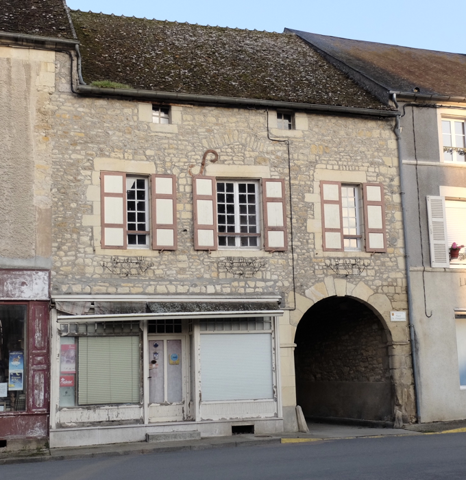 facade on the Place Charkes Chaigneau with the porch leading to the common courtyard