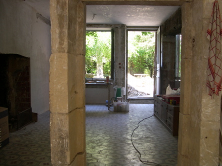 kitchen-barroom passage