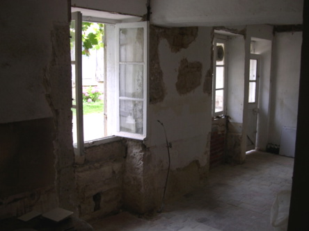 kitchen courtyard wall