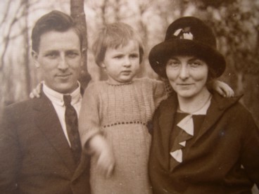 Willem Jouke Jouwersma and Mienke Koetzier with daughter Yfke around 1926